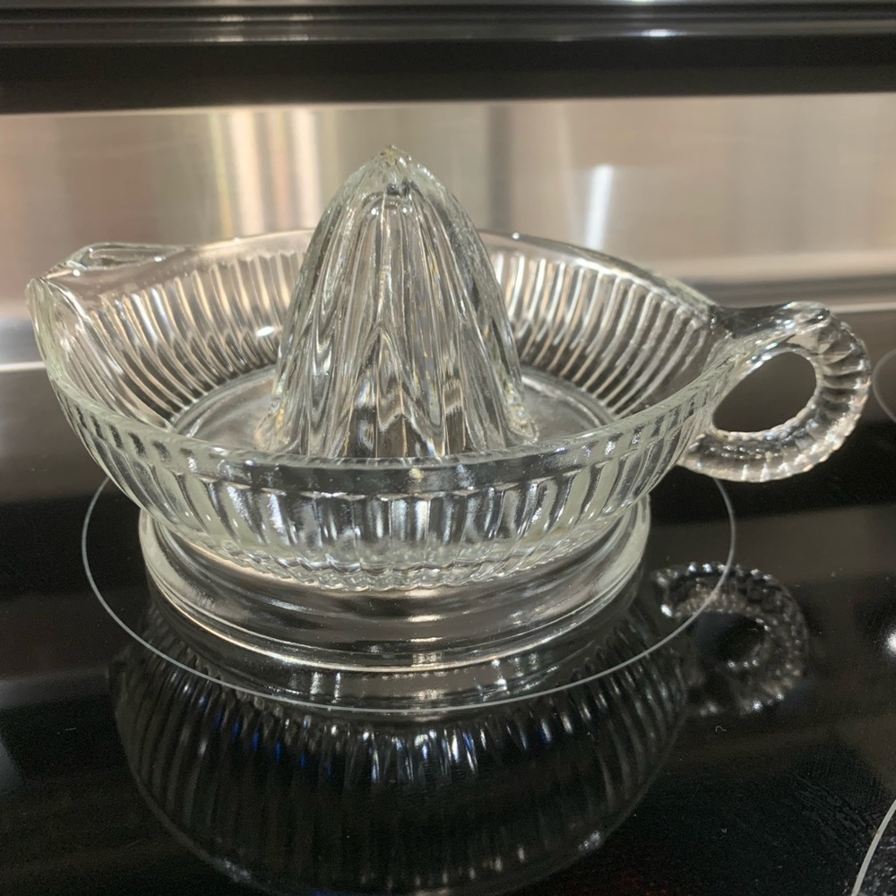 🍊Vintage Ribbed Clear Glass Hand Juicer